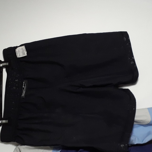 Under Armour Loose Black Medium Shorts - Picture 6 of 16